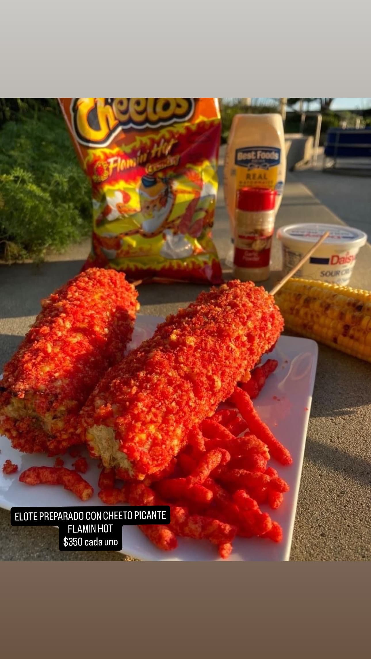 Elote preparado con Cheetos Flamin' Hot