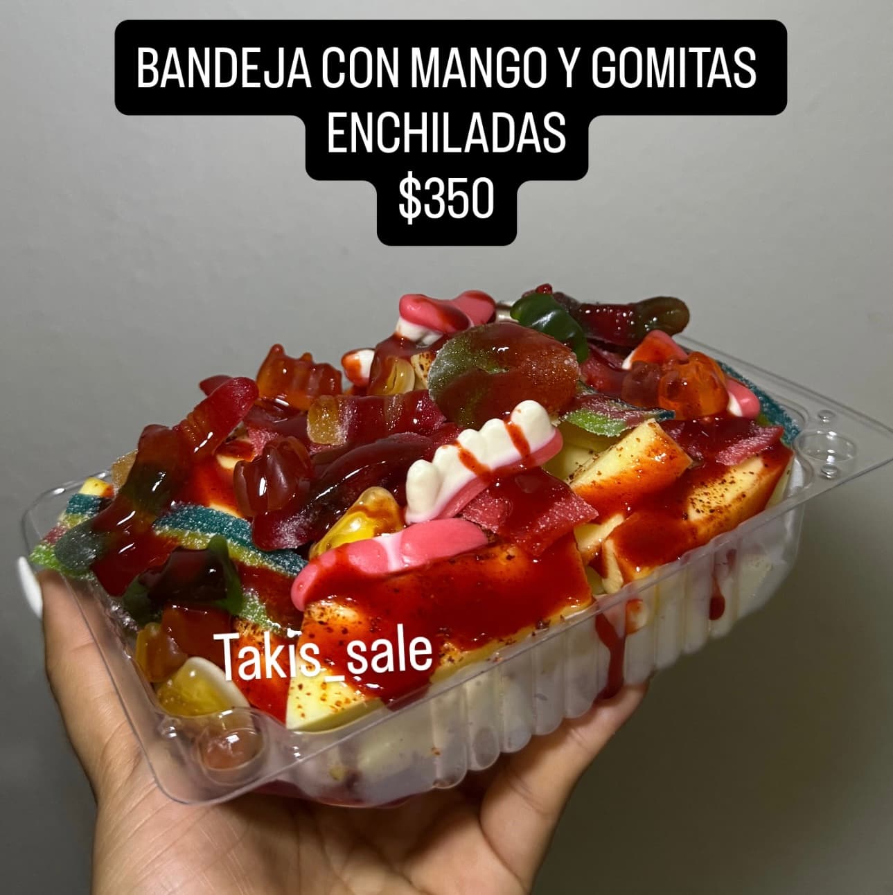 Bandeja con mango y gomitas enchiladas