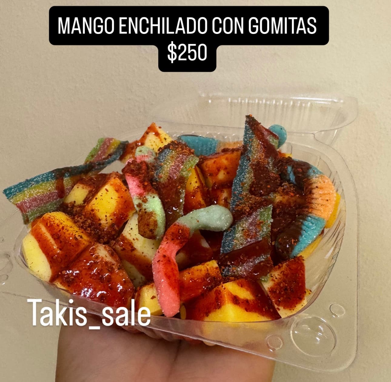 Mango enchilado con gomitas