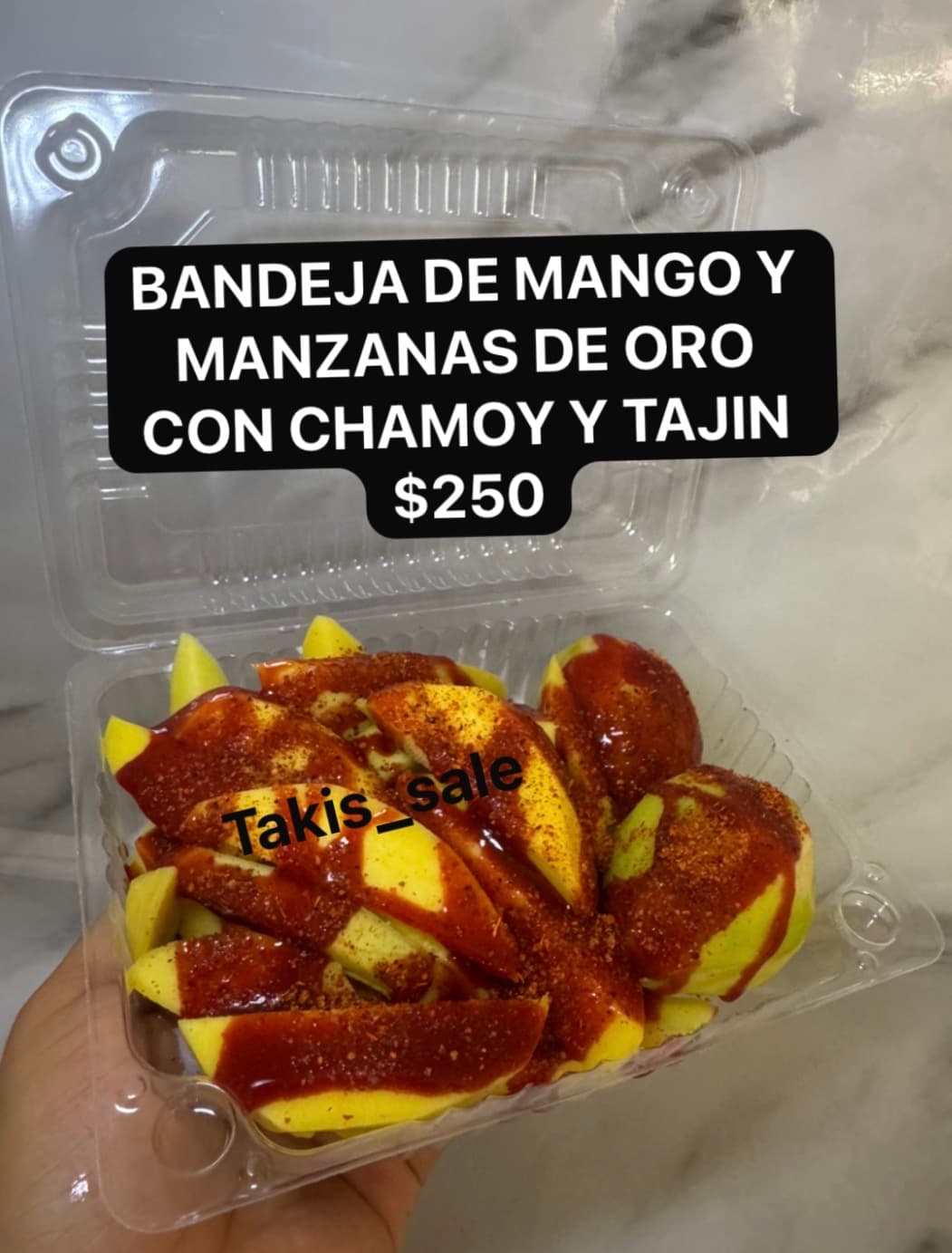 Bandeja de mango y manzanas de oro con chamoy y Tajín