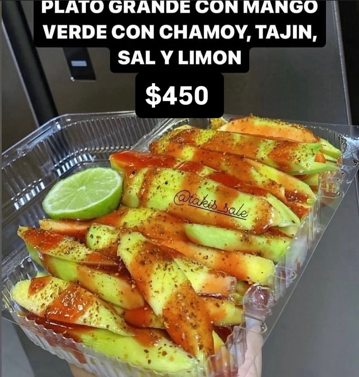 Plato grande de mango verde con chamoy, Tajín, sal y limón