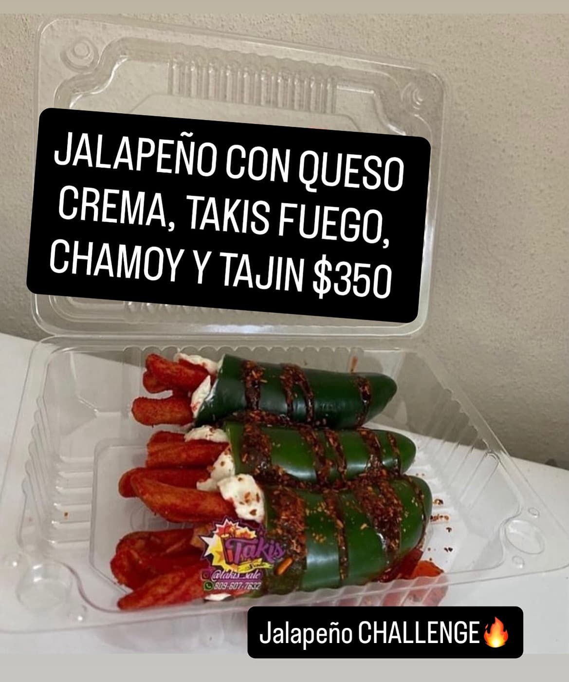 Jalapeño Challenge con queso crema, Takis Fuego, chamoy y Tajín
