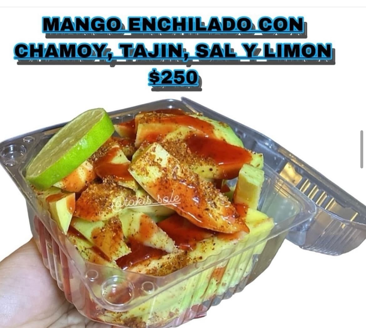 Mango enchilado con chamoy, Tajín, sal y limón