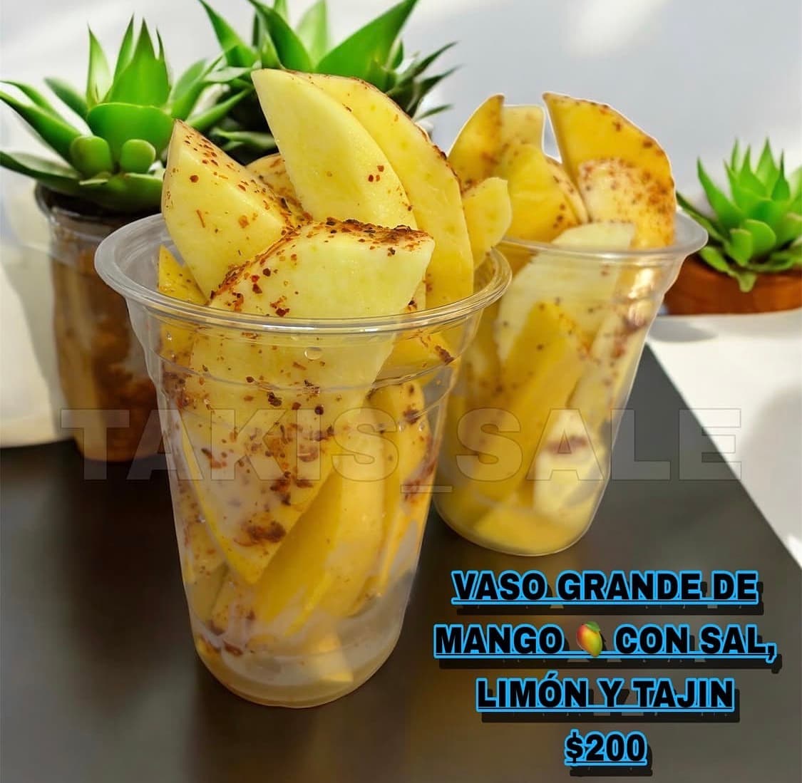 Vaso grande de mango con sal, limón y Tajín