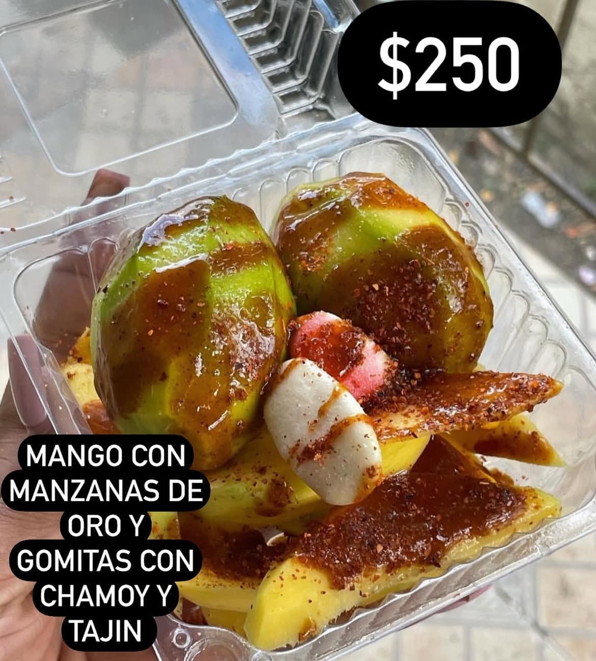 Mango con manzanas de oro y gomitas con chamoy y Tajín