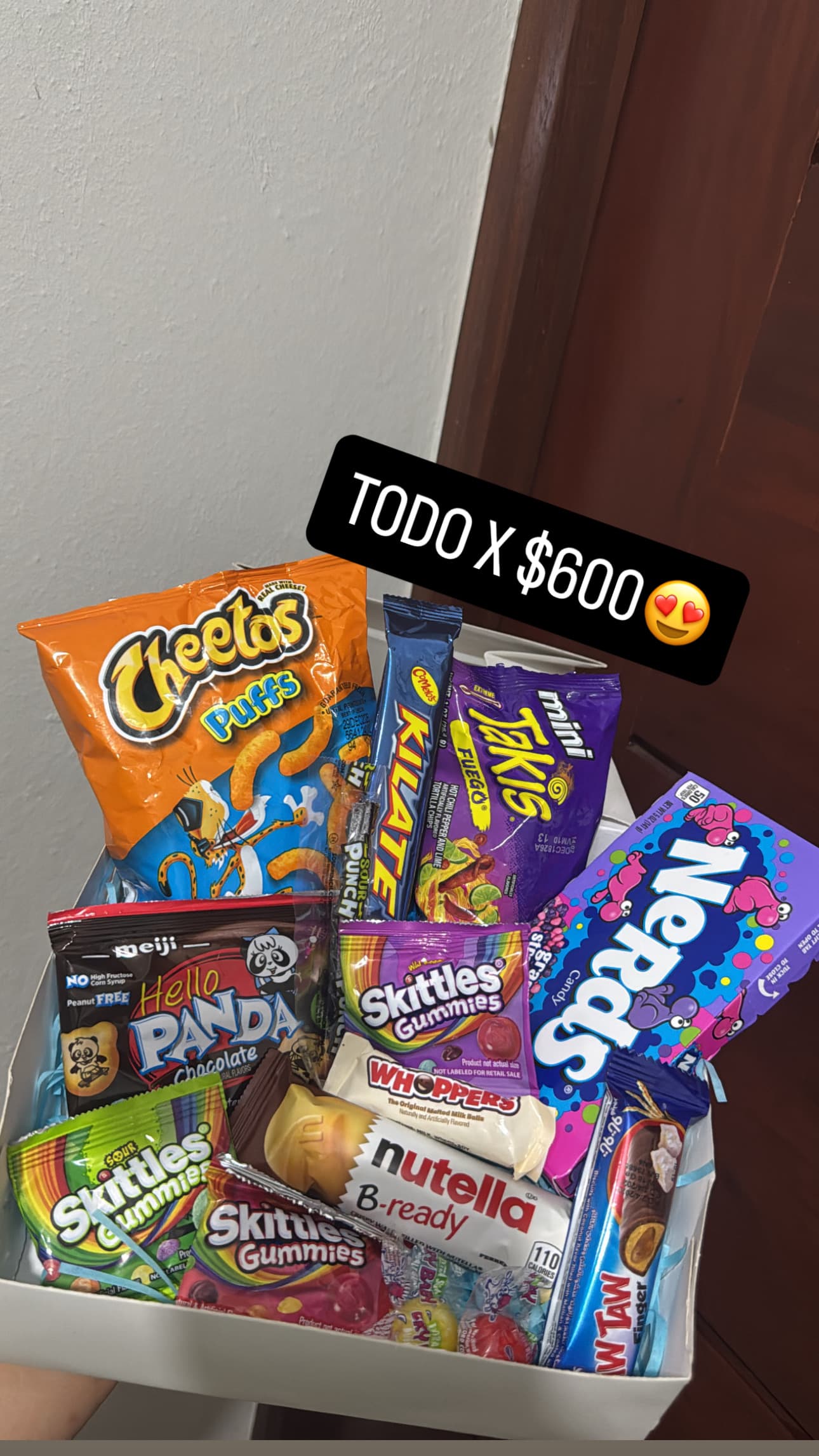 Caja de snacks y dulces surtidos