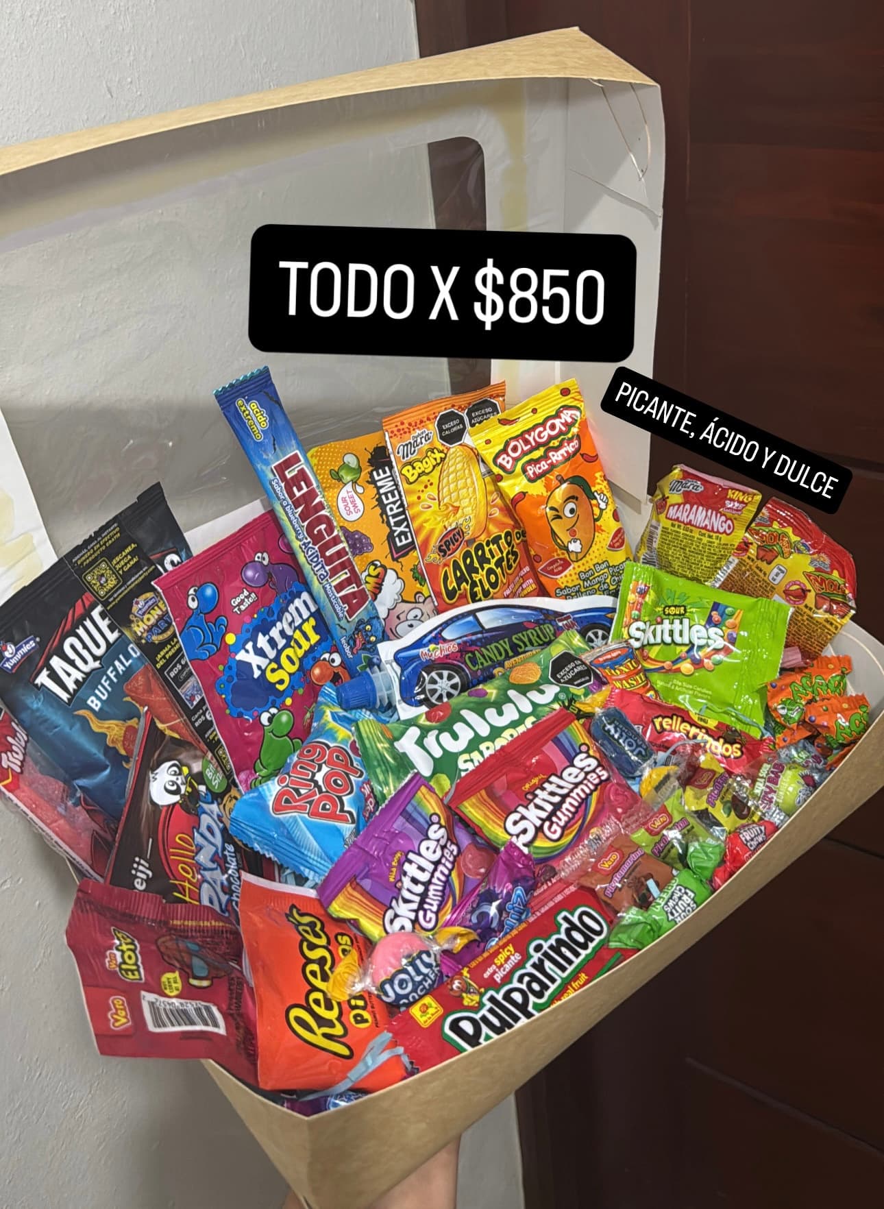 Caja de dulces variados picantes, ácidos y dulces